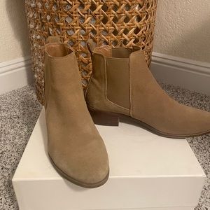 steve madden tan suede ankle chelsea boots. good condition. size 8 US womens.